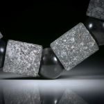 Steincollier Hämatit (Eisenerz), Röhrenformen mit Durchmesser 16.5mm, Bohrung 13mm, mit Zwischenteilen aus Onyxkugeln