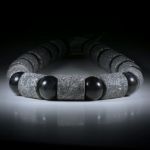 Steincollier Hämatit (Eisenerz), Röhrenformen mit Durchmesser 16.5mm, Bohrung 13mm, mit Zwischenteilen aus Onyxkugeln
