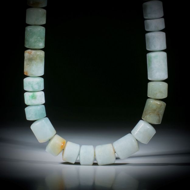 Jadeit, Collier aus polierten Zylinderformen, Durchmesser 14mm, Stirnseiten bombiert, Länge ca. 44cm