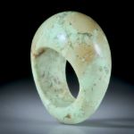 Edelsteinring Zitronenchrysopras Australien, geschwungene Form im Verlauf geschliffen und poliert, Innendurchmesser 18.5mm