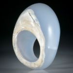 Edelsteinring Chalcedon, teilweise naturbelassen, im Verlauf geschliffen und poliert, Innendurchmesser 19.2mm