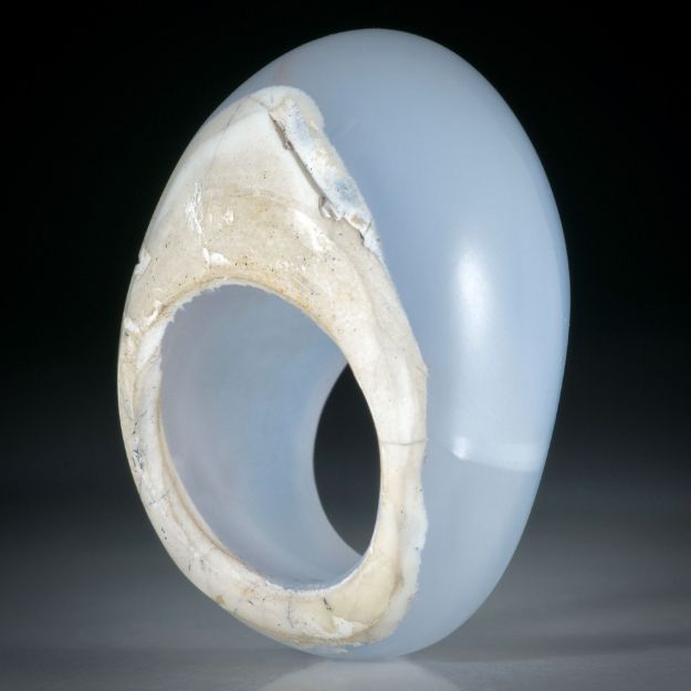 Edelsteinring Chalcedon, teilweise naturbelassen, im Verlauf geschliffen und poliert, Innendurchmesser 19.2mm