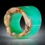 Edelsteinring Chrysopras, breiter Bandring poliert, teilweise naturbelassen, Innendurchmesser 18.2mm