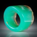 Edelsteinring Chrysopras, breiter Bandring poliert, teilweise naturbelassen, Innendurchmesser 18.2mm