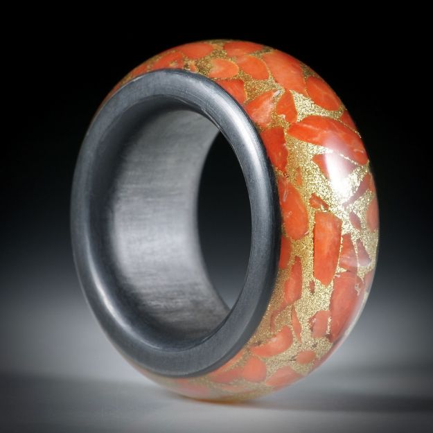 Fingerring aus Edelkoralle, corallium rubrum, in Messingmatrix, Bandring mit Karbon Seiten- und Innenring, Breite 12.7mm, Innendurchmesser 18.2mm