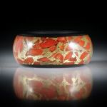 Fingerring aus Edelkoralle, corallium rubrum, in Messingmatrix, Bandring mit Karbon Seiten- und Innenring, Breite 12.7mm, Innendurchmesser 18.2mm