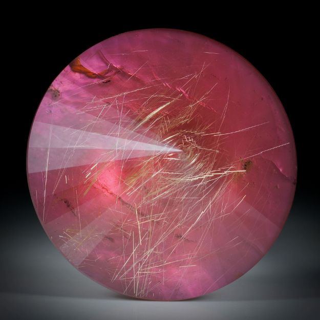 Granat mit Rutilquarz doublettiert und unterlegt mit Perlmutter 168.99ct. runde Form facettiert ca.42x42x19mm
