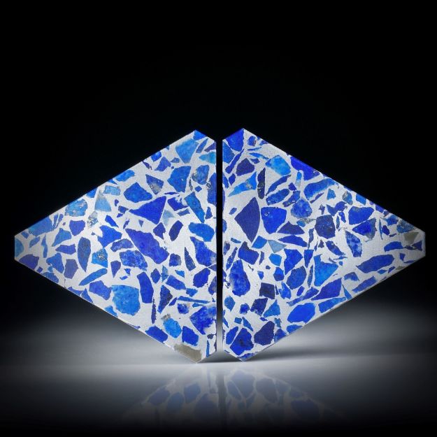 Lapislazuli in Alumatrix, Paar 54.05ct.  Dreieckformen plangeschliffen matt, je ca.40x34x3mm