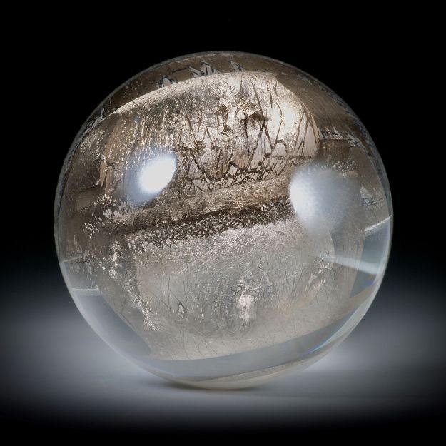 Platin in Glas eingeschmolzen 124.82ct. runder Cabochon, hoch bombiert und poliert ca.33x33x17.5mm