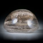 Platin in Glas eingeschmolzen 124.82ct. runder Cabochon, hoch bombiert und poliert ca.33x33x17.5mm