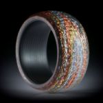 Glasfaserring "tricolor" mit Blattkupfer, Alu und Bronze, karierte Struktur, Bandring bombiert, poliert und mit Karbon Innenring, Innenkanten gerundet, Innendurchmesser 19.2mm, Breite 11.8mm
