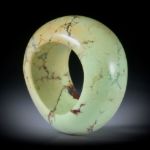 Steinring Zitronenchrysopras (Australien), geschwungene Form, bombiert und poliert, Breite 16mm, Innendurchmesser 18mm