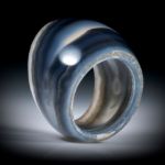 Steinring aus Polygonalachat, teilweise naturbelassen, im Verlauf geschliffen und poliert, Innendurchmesser 18mm