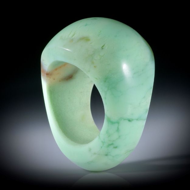 Edelsteinring Zitronenchrysopras, Bandring im Verlauf geschliffen und poliert, Innendurchmesser 17.1mm