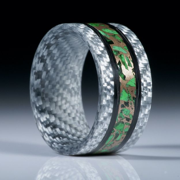 Kombiring aus Alutex, Carbon und Jade (Maw sit sit) in Bronze, Innenfläche gewölbt und feinmatt, aussen flach und poliert, Innendurchmesser 17.7mm