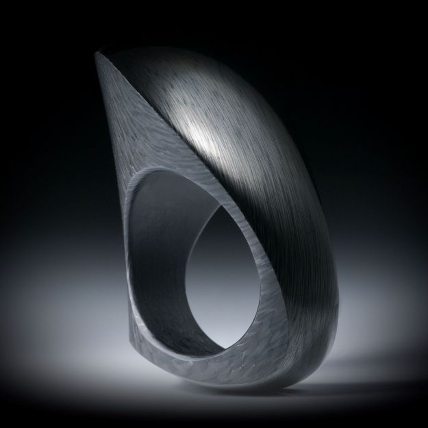 Karbonring Fantasieform bestehend aus 2 geschwungenen Flächen, poliert/matt, Innendurchmesser 19.1mm
