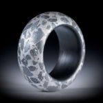 Fingerring Eisenerz in Alumatrix, feinmatt mit Carbon Innenring, Breite 12mm, Innendurchmesser 18.6mm