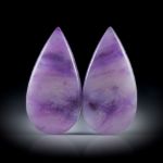 Sugilith Paar 71.56ct.  Tropfen Paar, dreidimensional geschliffen und poliert, je ca.38x20x7.5mm