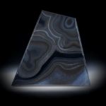 Psilomelan 90.78ct. trapezförmig geschliffener flacher Stein, allseitig poliert, ca.47x45x4mm