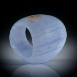 Edelsteinring Chalcedon gestreift, im Verlauf geschliffen und feinmatt, Breite unten ca.12mm, Innendurchmesser 18.7mm