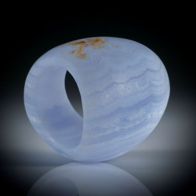 Edelsteinring Chalcedon gestreift, im Verlauf geschliffen und feinmatt, Breite unten ca.12mm, Innendurchmesser 18.7mm