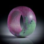 Edelsteinring Rubin mit grünem Zoisit, Bandring parallel geschliffen und feinmatt, Breite 13mm, Innendurchmesser 19mm,