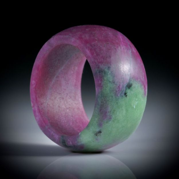 Edelsteinring Rubin mit grünem Zoisit, Bandring parallel geschliffen und feinmatt, Breite 13mm, Innendurchmesser 19mm,