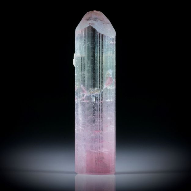 Turmalinkristall bicolor 23.27ct. mit angeschliffener Standfläche, ca.35x9x8mm
