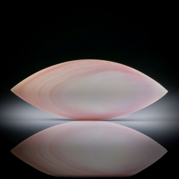 Conch, strombus gigas, Navette bombiert, Rückseite naturbelassen, ca.63x25x7mm