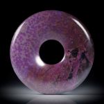 Sugilith Pischeibe 38.31ct. ca.32x32x5mm