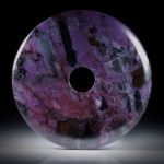 Sugilith Pischeibe 125.01ct. ca.54x54x4.5mm