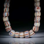 Collier aus antiken Glasperlen (Venedig 1700 - 1900), Fass-Formen, im Verlauf von ca.18x18x13mm auf 11x11x13mm, Länge ca.45cm, aufgezogen ohne Verschluss