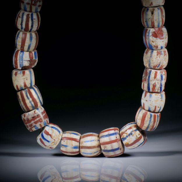 Collier aus antiken Glasperlen (Venedig 1700 - 1900), Fass-Formen, im Verlauf von ca.18x18x13mm auf 11x11x13mm, Länge ca.45cm, aufgezogen ohne Verschluss
