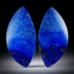 Lapislazuli Paar 103.26ct.  Blatt-Formen in Torsion geschliffen und beidseitig poliert, je ca.57x28x5mm