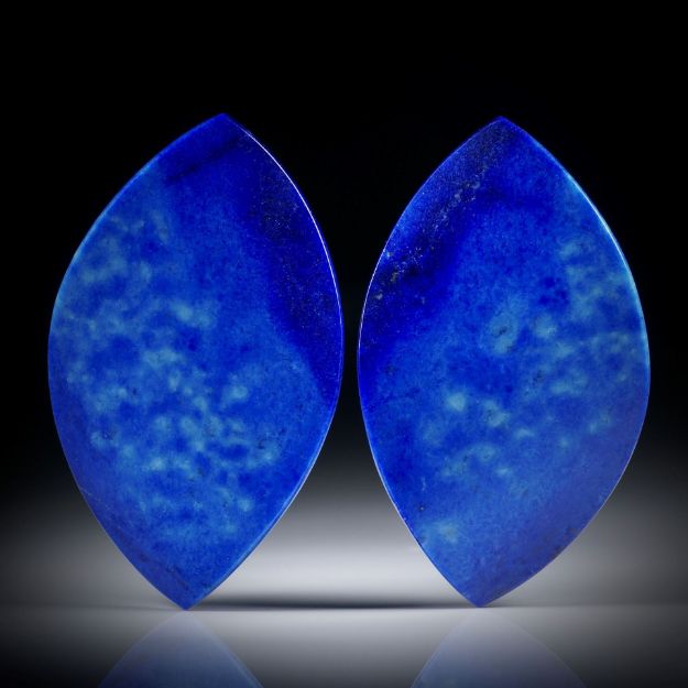 Lapislazuli Paar 72.97ct.  Blatt-Formen in Torsion geschliffen und beidseitig poliert, je ca.46x27x4.5mm