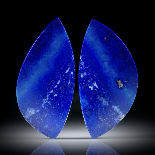 Lapislazuli Paar 48.67ct.  Blatt-Formen in Torsion geschliffen und beidseitig poliert, je ca.45x22x3mm