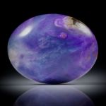 Sugilith mit Richterit 71.85ct.  ovaler Cabochon ca.34x27.5x11.5mm