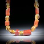 Collier aus antiken Glasperlen (Venedig 1700 - 1900), Zylinder- und Fassformen, im Verlauf von ca.11x11x17mm auf 8x8x10mm, Länge ca.44cm