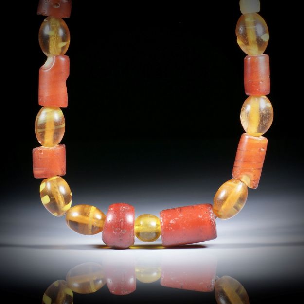Collier aus antiken Glasperlen (Venedig 1700 - 1900), Zylinder- und Fassformen, im Verlauf von ca.11x11x17mm auf 8x8x10mm, Länge ca.44cm