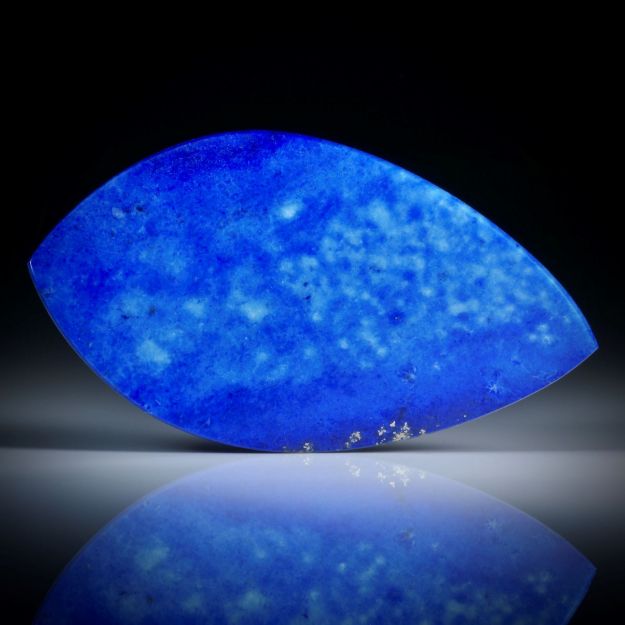 Lapislazuli 38.27ct.  Blattform in Torsion geschliffen und beidseitig poliert, ca.51x28x3.5mm