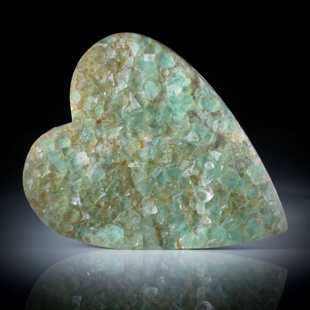 Fluoritkristalle auf Muttergestein aufgewachsen, Herzform ca.62x51x10mm
