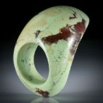 Zitronenchrysopras Fingerring, gebogene Form, Breite unten 11mm, Innendurchmesser 19mm