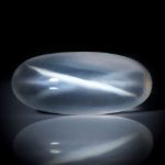 Quarz mit Asterismus, Brasilien, 38.72ct. langovaler Cabochon ca. 35.5x16x10.9mm