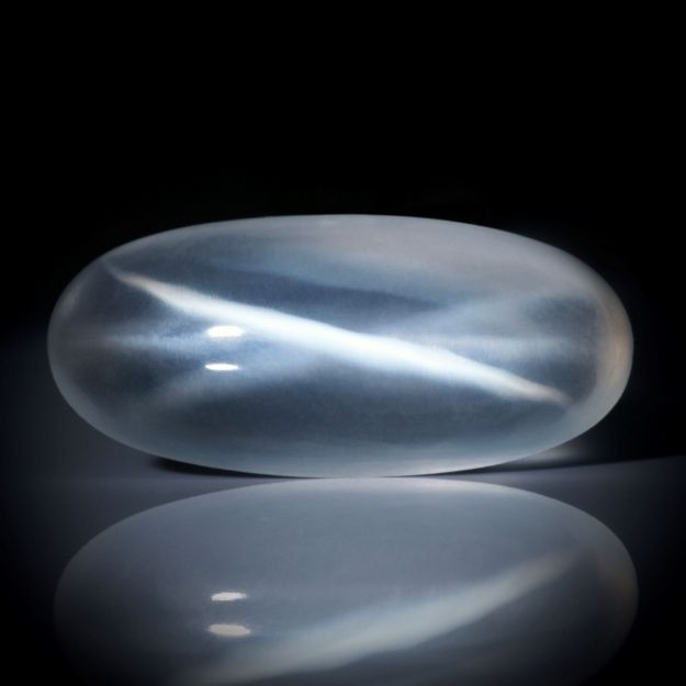 Quarz mit Asterismus, Brasilien, 38.72ct. langovaler Cabochon ca. 35.5x16x10.9mm