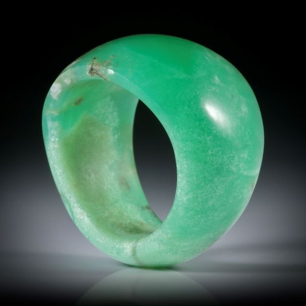Edelsteinring Chrysopras, geschwungene Form, im Verlauf geschliffen und poliert, Innendurchmesser ca.20mm