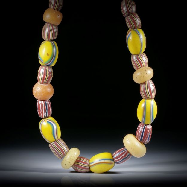 Collier aus antiken Glasperlen (Venedig 1700 - 1900), Fass-Formen, von ca.14x14x17mm auf 10x10x11mm, Länge ca.48cm
