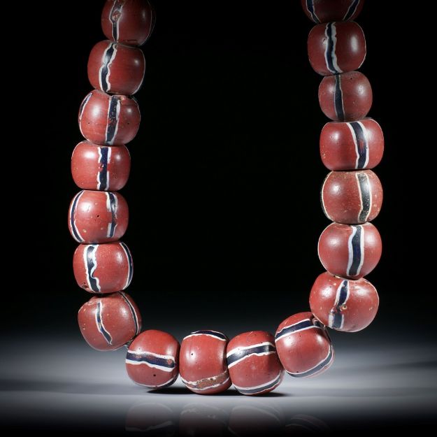 Collier aus antiken Glasperlen (Venedig 1700 - 1900), Fass-Formen, im Verlauf, von ca.19x19x16mm auf 16x16x13mm, Länge ca.47cm