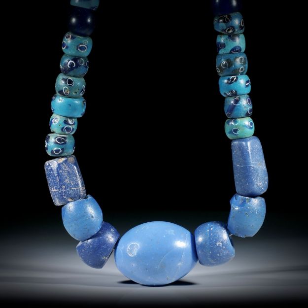 Collier aus antiken Glasperlen (Venedig 1700 - 1900), Fass-Formen, im Verlauf, von ca.29x29x37mm auf 13x13x7mm, Länge ca.48cm