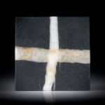 Kieselstein Viereck mit Quarz Kreuz 40.58ct. in Torsion geschliffen und feinmatt, ca.35x35x3mm