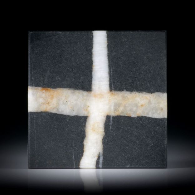 Kieselstein Viereck mit Quarz Kreuz 40.58ct. in Torsion geschliffen und feinmatt, ca.35x35x3mm
